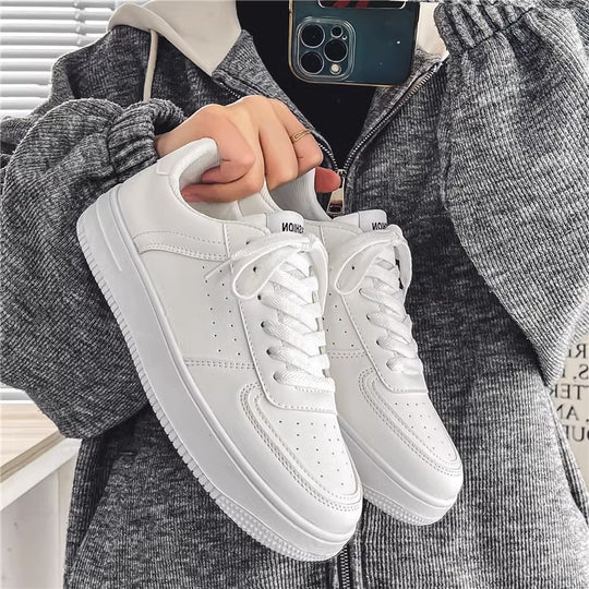 Unisex minimalistische Low-Top Court-Sneaker mit perforiertem Obermaterial, gepolstertem Fersenkragen und stoßdämpfender Laufsohle EB