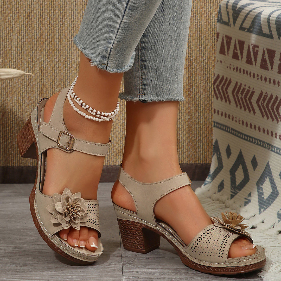 Damen Sandalette mit mittelhohem Blockabsatz, Blütenapplikation und verstellbarem Knöchelriemen EB