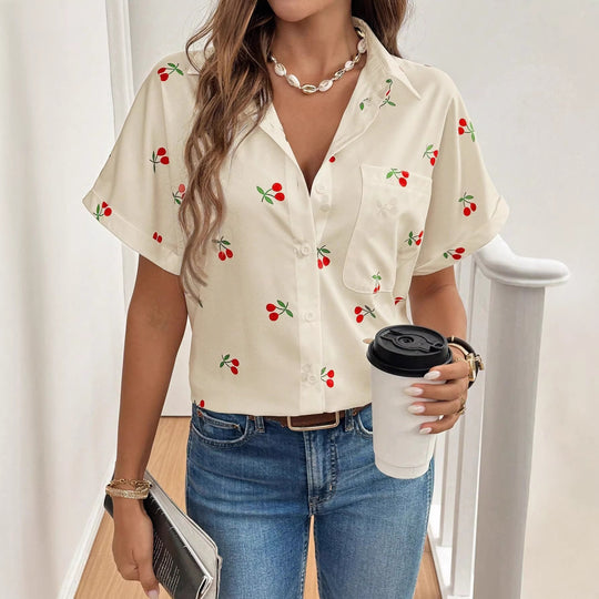 Damen Bluse mit frischem Kirschmuster und lässigem Schnitt EB