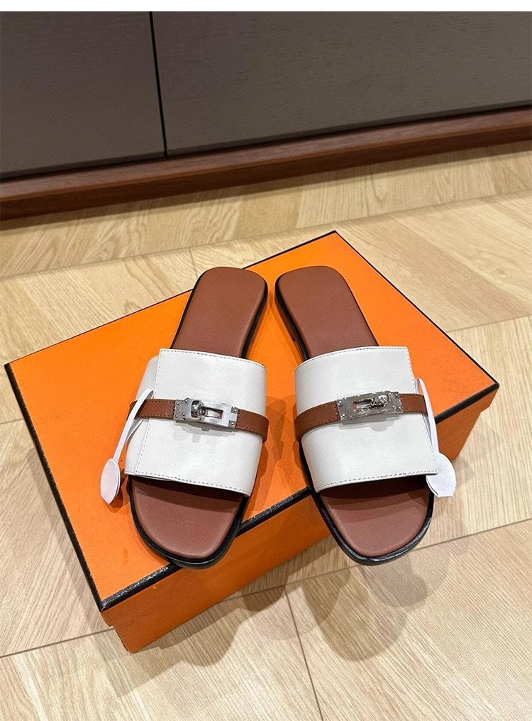 Damen elegante Riemensandalen mit modischem Metallic-Detail EB