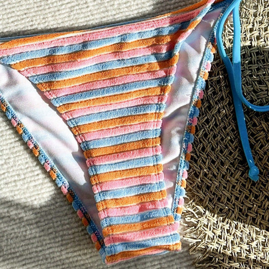 Damen Bikinimodell mit verspieltem Streifenmuster EB