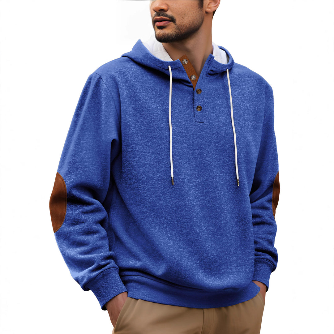 Herren nan Kapuzenpullover im puristischen Freizeitstil mit Henley-Knopfleiste, kontrastierter Kapuzeninnenseite und Ellenbogenaufnähern EB