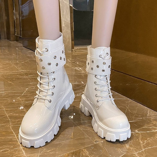Damen nan glänzende Lack-Combat-Boots mit klobiger Traktorsohle, Doppelriemen und metallischen Ösen EB