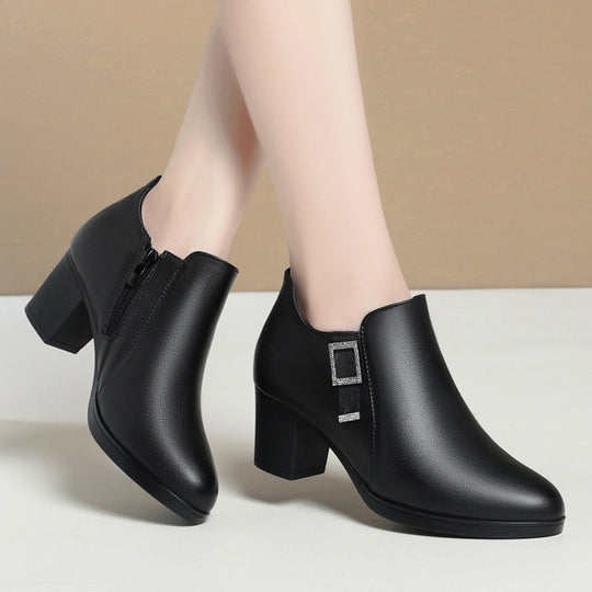 Damen Elegante Stiefeletten mit modischem Schmuckdetail EB