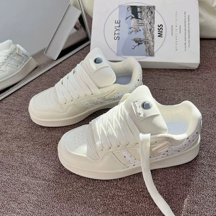 Damen Sneakers im modischen Retro-Stil mit strahlenden Akzenten EB