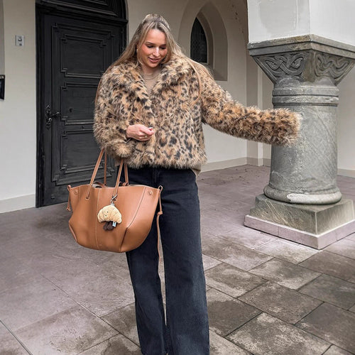 Damen Kurze Felljacke mit Leopardenmuster EB