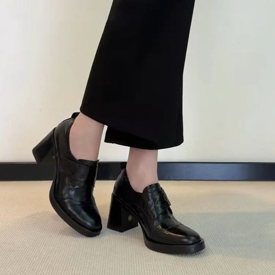 Damen Blockabsatz-Pumps mit doppeltem Riemchen und glänzender Oberflächenstruktur EB