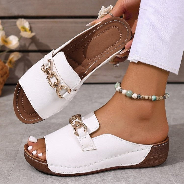 Damen nan offene Pantolette mit quadratischer Zehenpartie, gepolstertem Komfortfußbett und dekorativer Metallkette EB