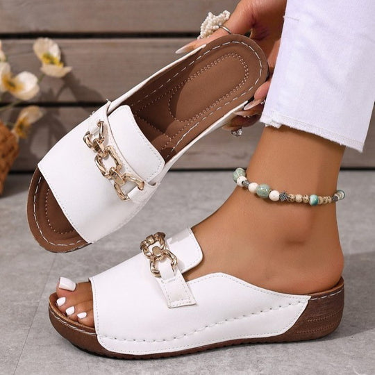 Damen nan offene Pantolette mit quadratischer Zehenpartie, gepolstertem Komfortfußbett und dekorativer Metallkette EB