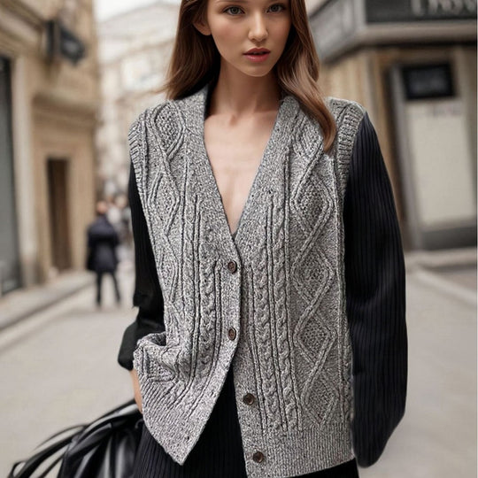 Damen Strickweste mit kunstvollem Zopfmuster und Knopfdetails EB