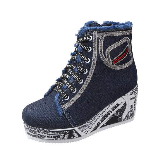 Damen nan Denim-Keilstiefelette mit Plateausohle im Zeitungsprint, Fransenabschluss und seitlichem Reißverschluss EB