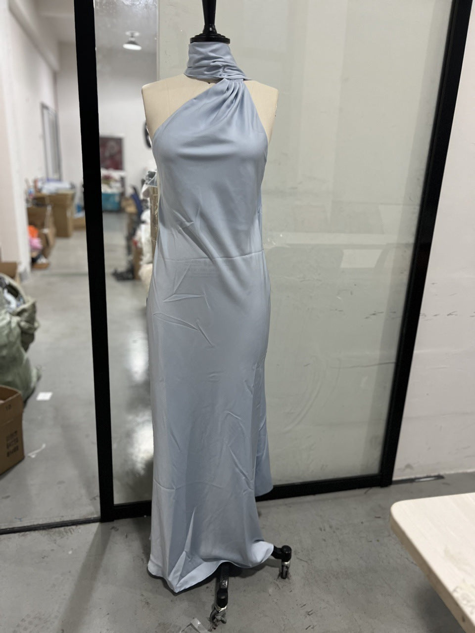 Damen elegantes Abendkleid mit asymmetrischem Schnitt und eindrucksvoller Drapierung EB