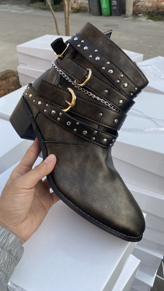 Damen nan knöchelhohe Biker-Stiefelette mit mehreren Nietenriemen, dekorativen Ketten und verstellbaren Schnallen EB