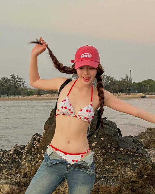 Damen Triangel-Bikini mit fruchtigem Kirschmuster und verstellbaren Trägern EB