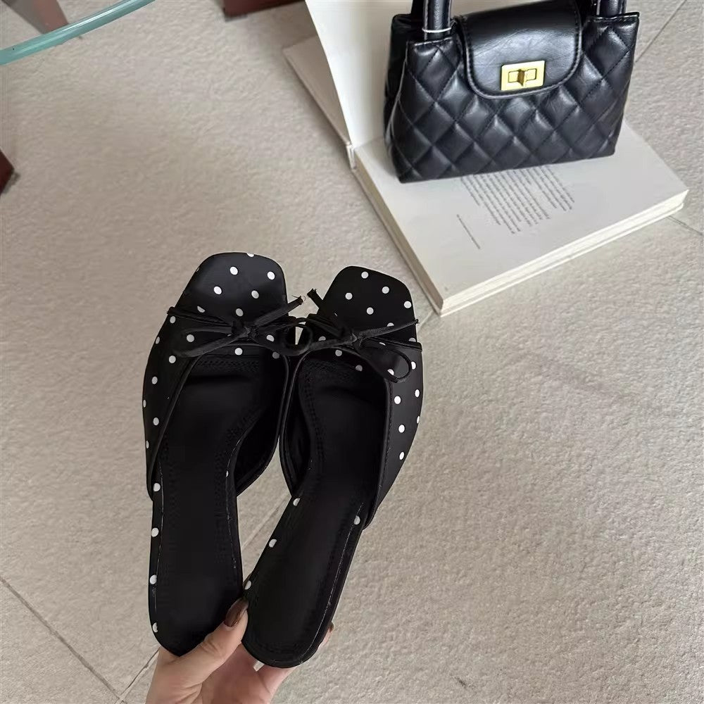 Damen Offene Mules mit dekorativen Punkten und schickem Schleifen-Detail EB