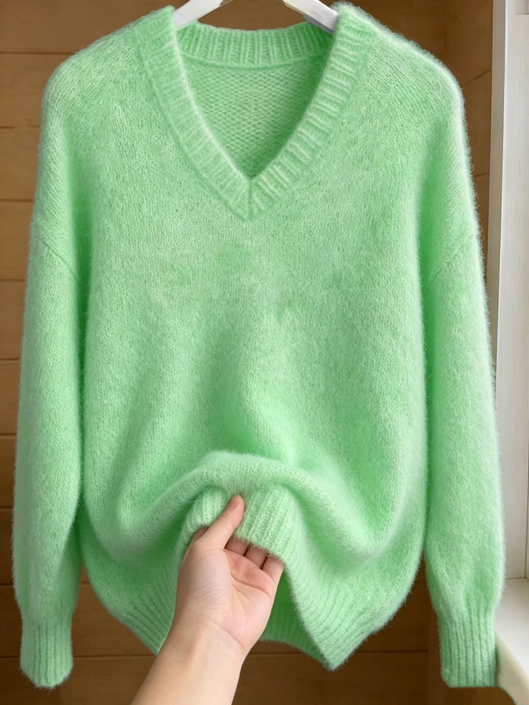 Damen Flauschiger Mohair-Mix Oversize-Pullover mit tiefem V-Kragen EB