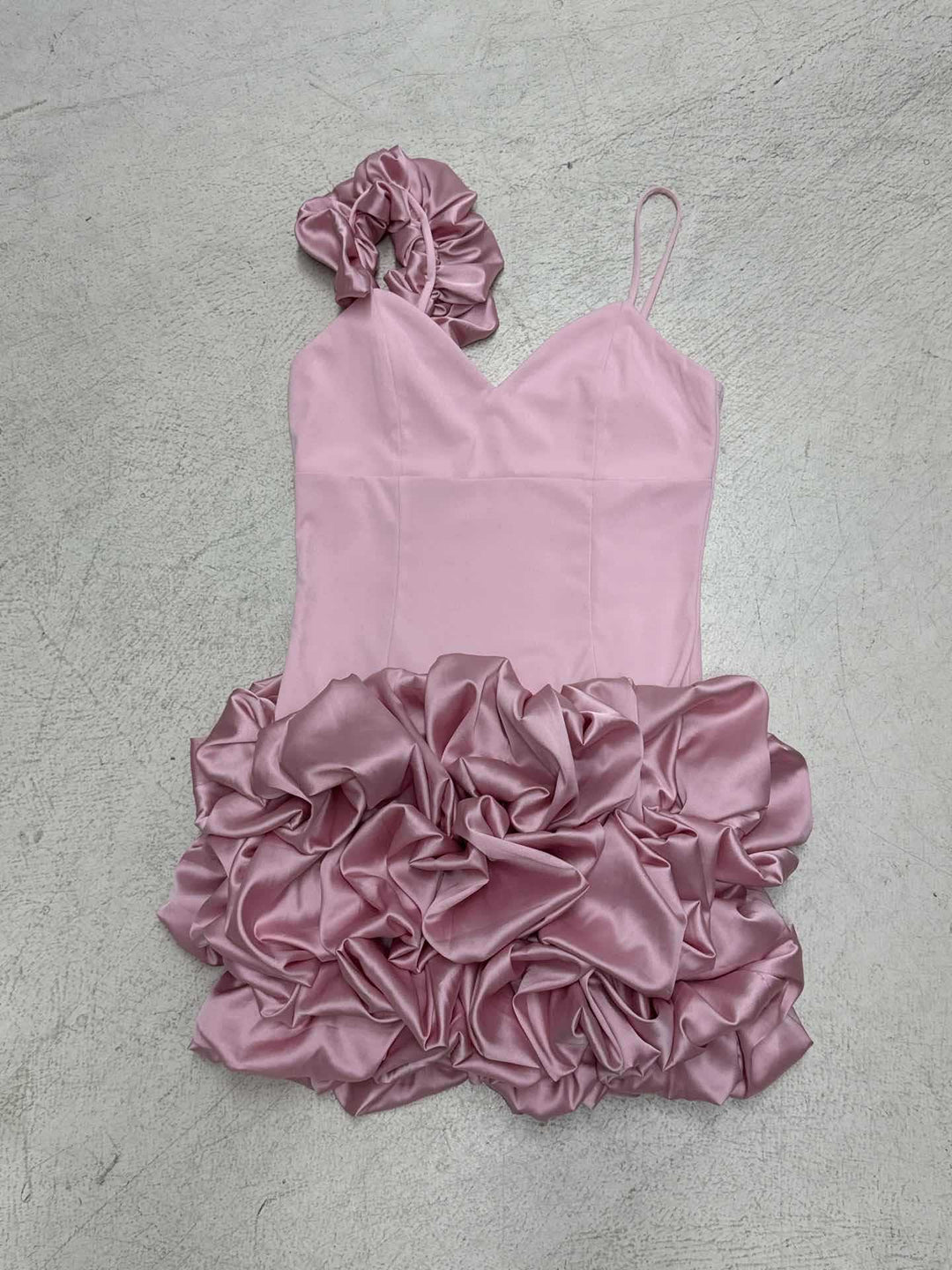 Damen Minikleid mit voluminösen Rüschendetails und einseitigen Träger EB