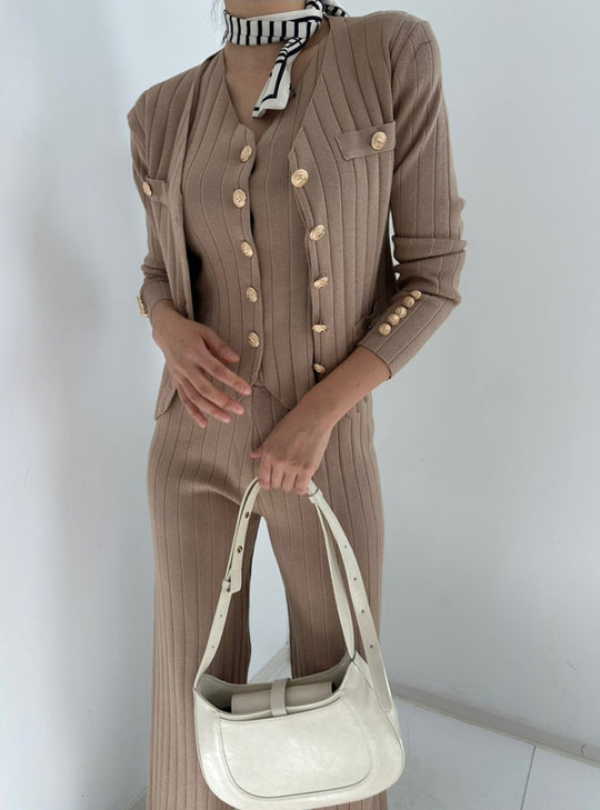 Damen elegantes gestricktes Ensemble mit Knopfdetaillierung EB