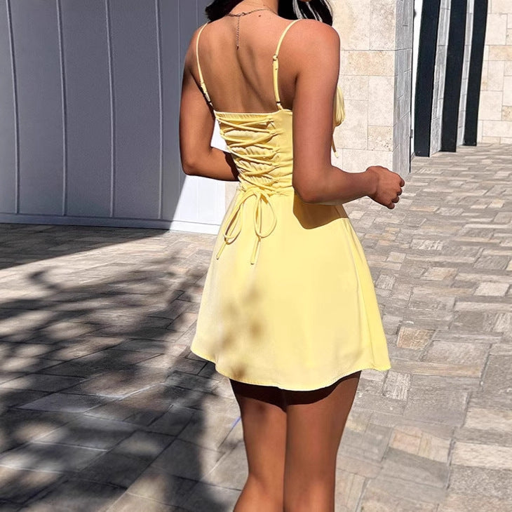 Damen Minikleid mit verstellbaren Trägern und Rüschendetails EB
