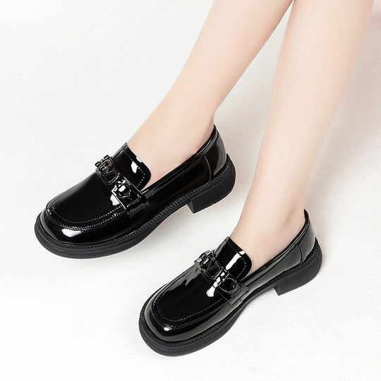 Damen Elegante Lack-Mokassins mit modischem Schmuckdetail EB