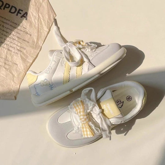 Damen Sneakers mit dekorativen Rüschen und floralem Design EB