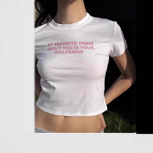 Damen Crop-T-Shirt im urbanen Grafikdesign EB