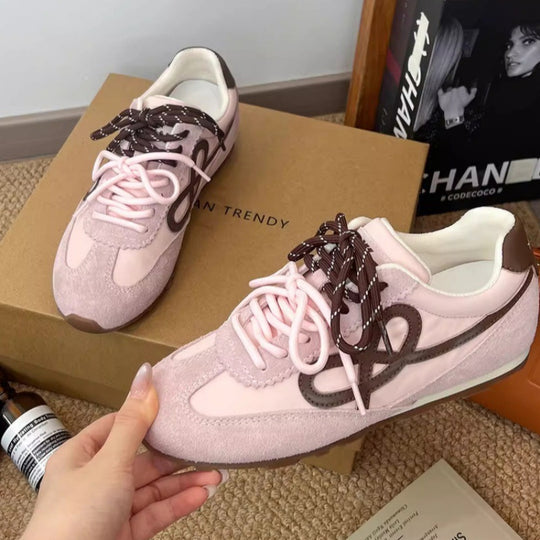Damen Sportliche Sneaker mit modischem Obermaterial und besonderen Schnürdetails EB