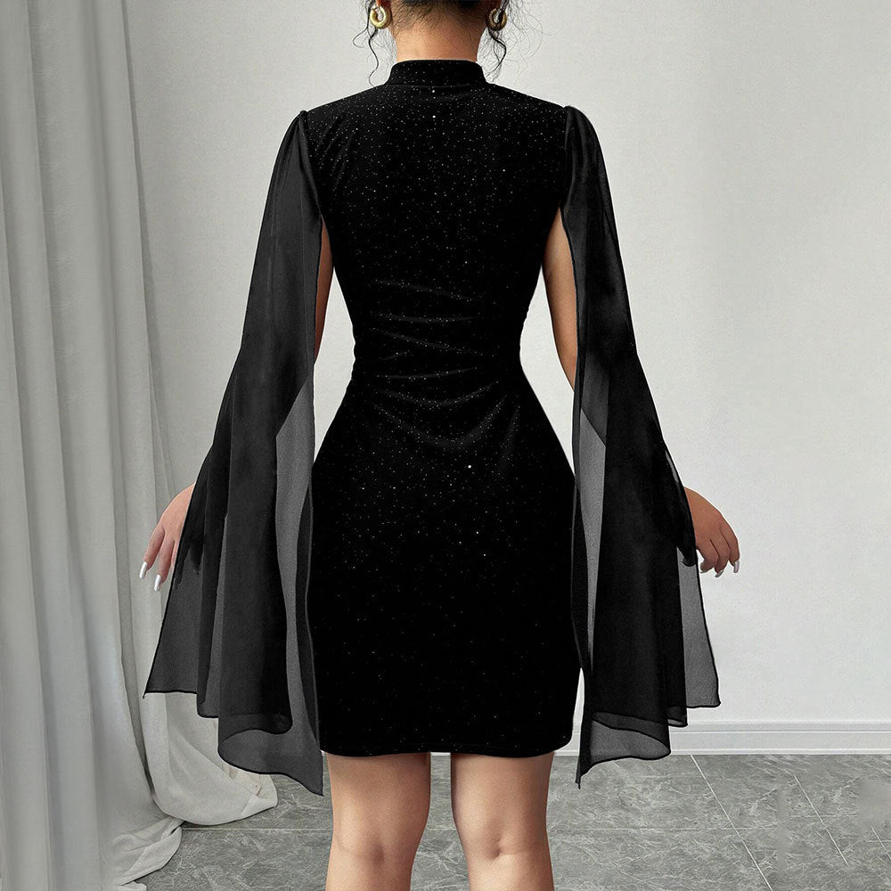 Damen figurbetontes Minikleid mit fließenden Cape-Ärmeln und funkelnder Punktverzierung Eichborn Berlin