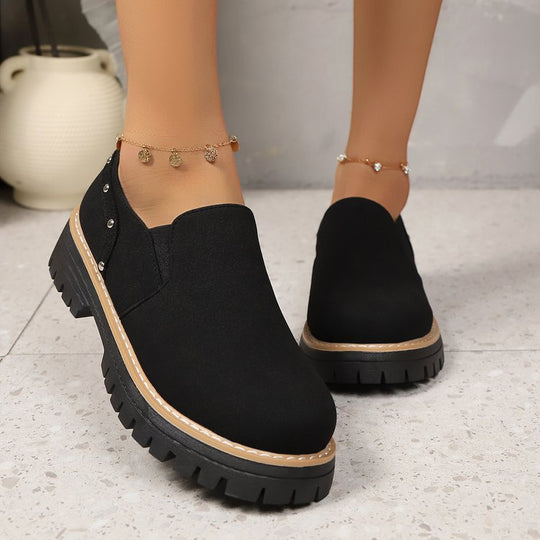Damen Modische Slipper mit robustem Sohlenprofil und eleganten Nietenakzenten EB