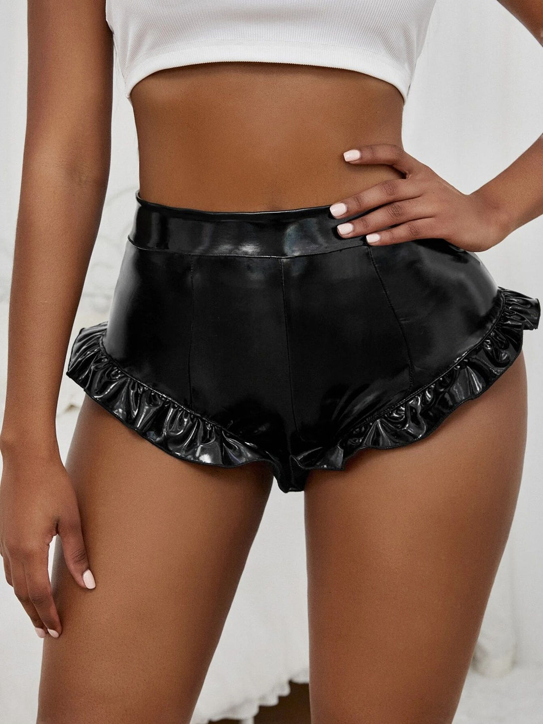 Damen Kunstleder-Shorts mit Rüschendetails und hohem Bund EB