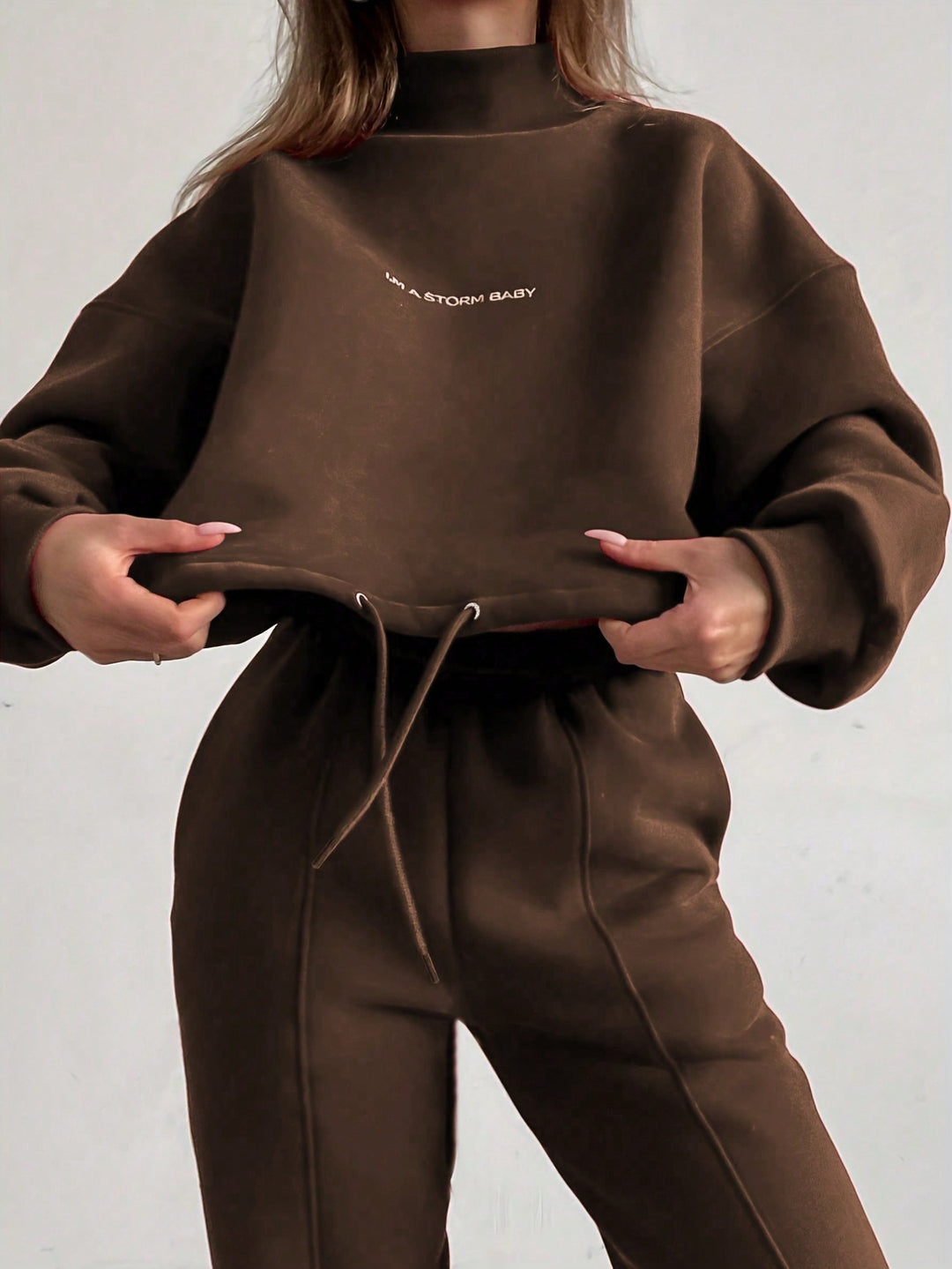 Damen Sportliches Set mit hochgeschlossenem Sweatshirt und elastischen Hosen EB