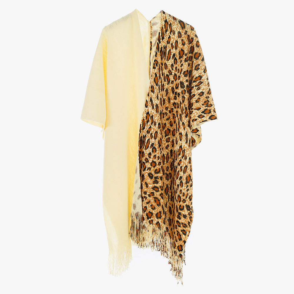 Damen Zweifarbiger Wollmix-Mantelponcho im Kimono-Schnitt mit Animal-Jacquard und Fransensaum EB