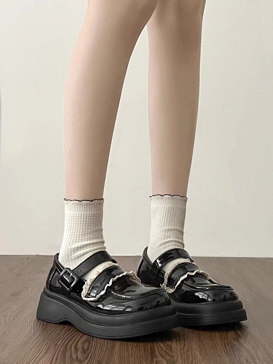 Damen Modische Ballerinas mit verstellbarem Riemen und elegantem Perlendetail EB