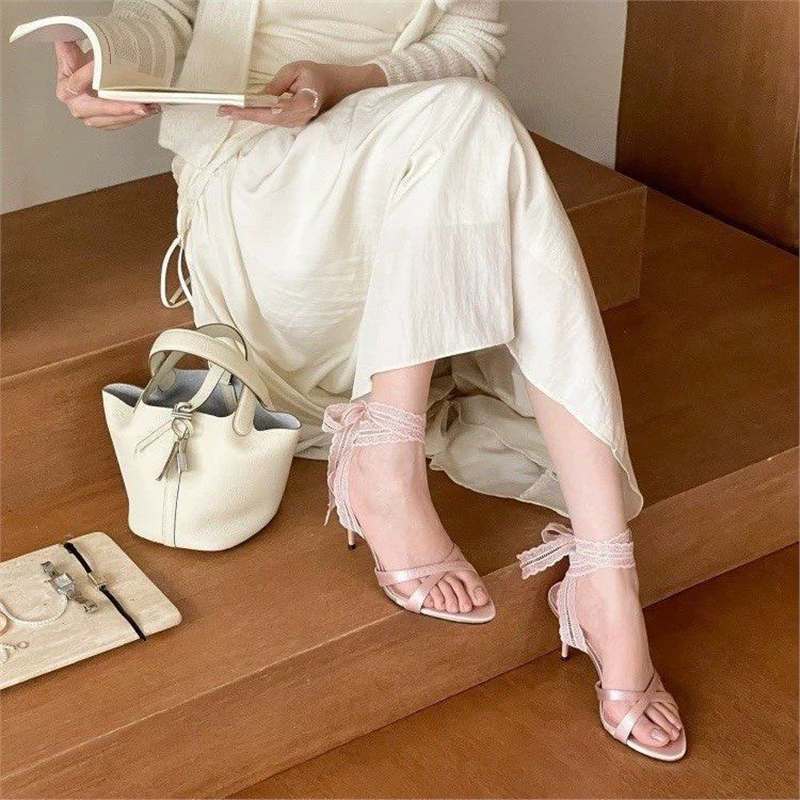 Damen elegante High Heel Sandalen mit raffinierter Spitzenborte EB