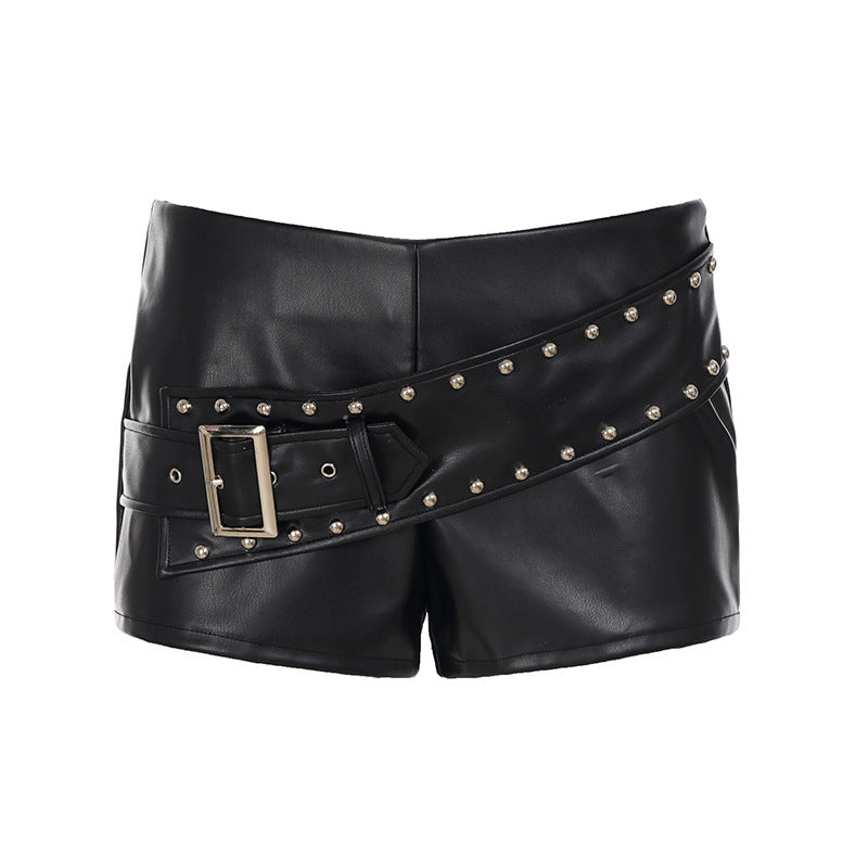 Damen Modische Kunstleder-Shorts mit dekorativen Nieten und ausgefallenem Gürtel EB