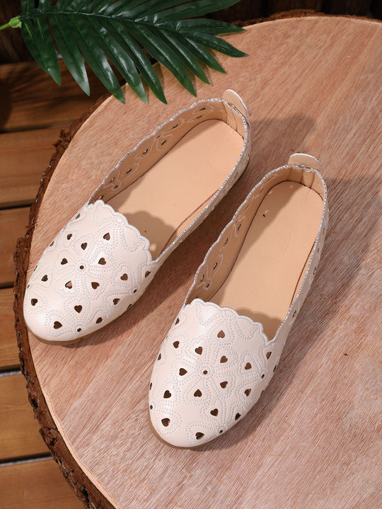 Damen Bequeme Slip-On Ballerinas mit floralem Cut-Out-Design EB