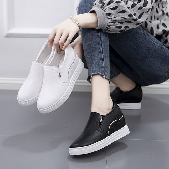 Damen Slip-On Keilsneaker mit verdecktem Keil, Lederimitat und dekorativer Stickerei EB