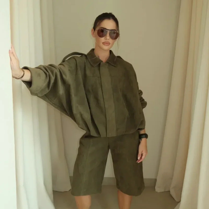 Damen nan weit geschnittene Kurzjacke in Wildlederoptik mit Umlegekragen Schulterklappen und elastischem Saum EB