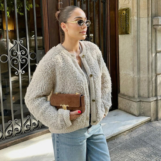 Damen kuschelige Fleecejacke mit dekorativen Holzknöpfen und eleganter Schnittführung EB