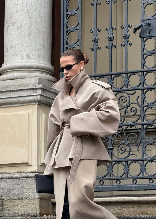 EB | Gürtelter cropped Trenchcoat