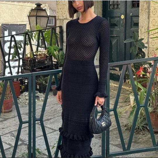 Damen Strickmaxikleid mit raffiniertem Lochmuster und kontrastierendem Streifen EB