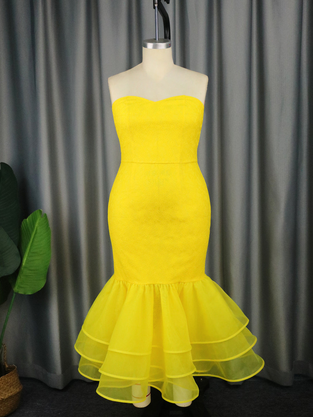 Damen Abendkleid mit schulterfreiem Oberteil und voluminösem Volantsaum EB