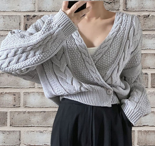 Damen Strickjacke mit tiefem V-Ausschnitt und Zopfstrickdesign EB