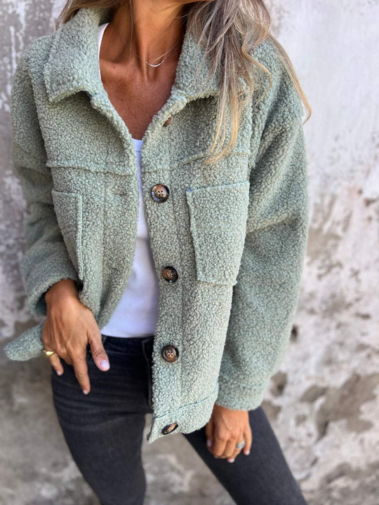 Damen nan Teddyjacke mit großem Reverskragen, durchgehender Knopfleiste und aufgesetzten Pattentaschen EB