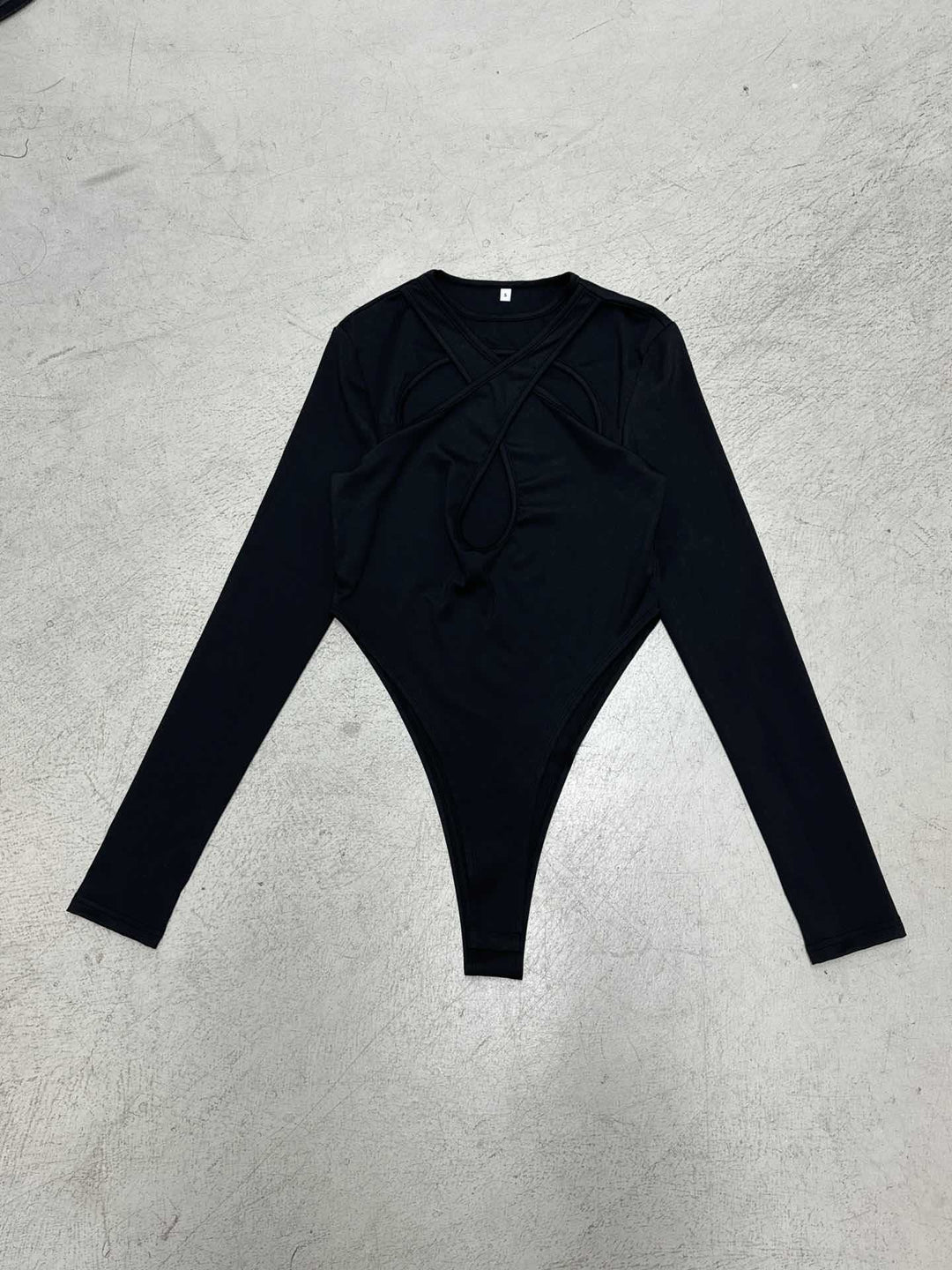 Damen Langarm Bodysuit mit raffiniertem Kreuz-Design und Hochbund EB