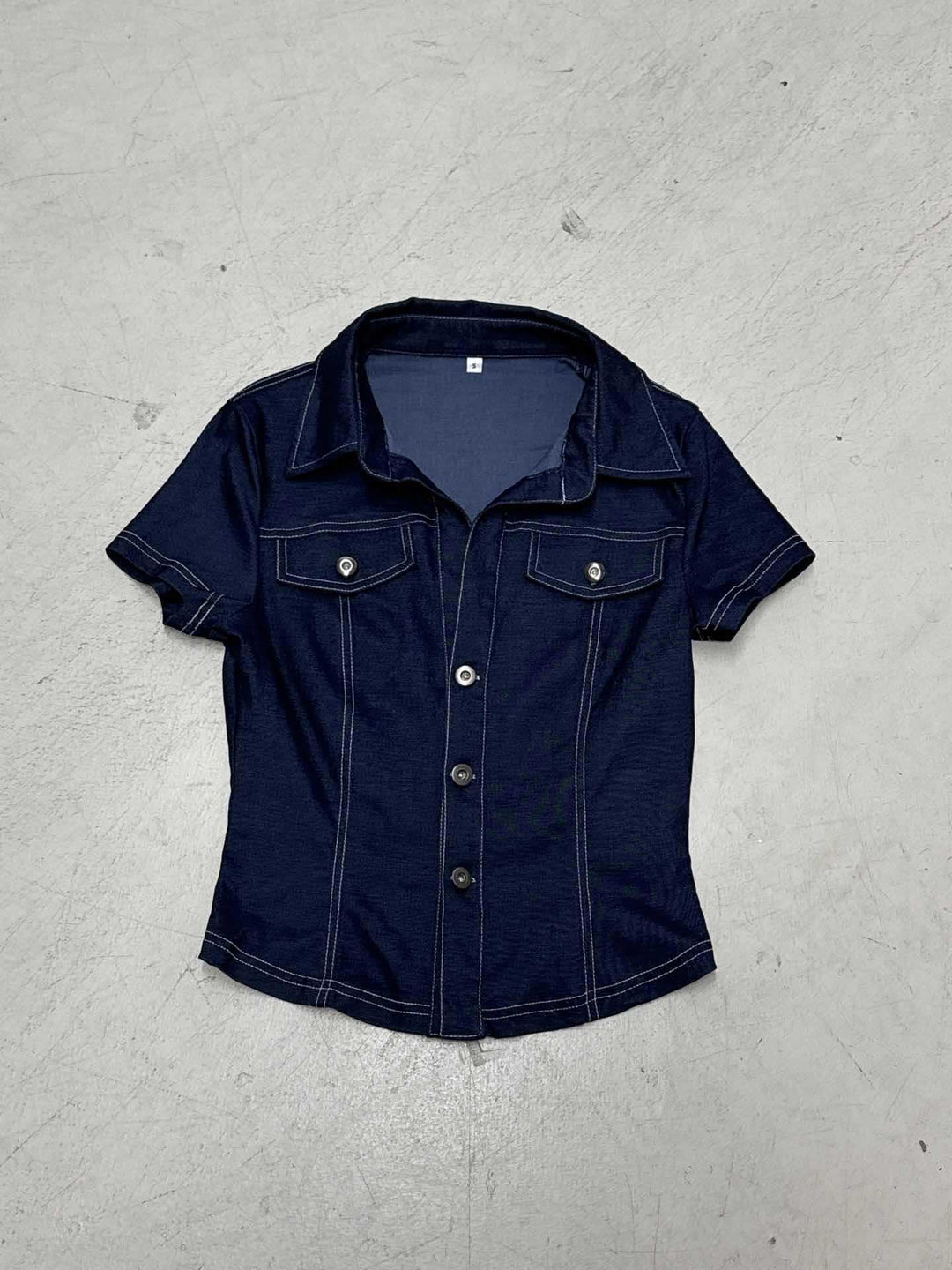 Damen Stylisches Jeanshemd mit taillierter Passform und kurzen Ärmeln EB