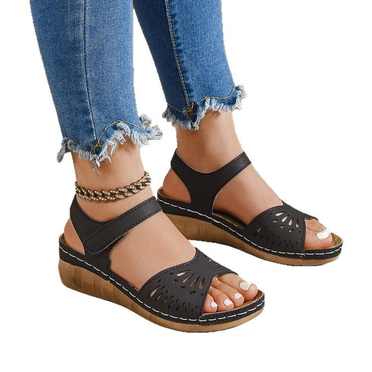 Damen Komfortable Zehentrenner-Sandalen mit perforierten Details EB