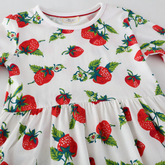 Mädchen Freizeitkleid mit Erdbeer-Muster EB