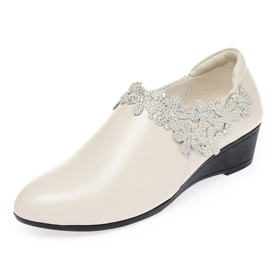 Damen elegante Wedgesandaletten mit floralem Schmuckdetail und komfortablem Fußbett EB