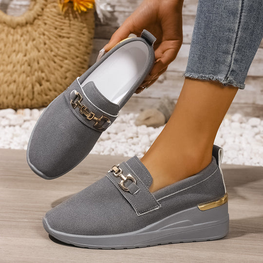 Damen Slip-On Sneakers mit modischem Dekor und dämpfendem Fußbett EB
